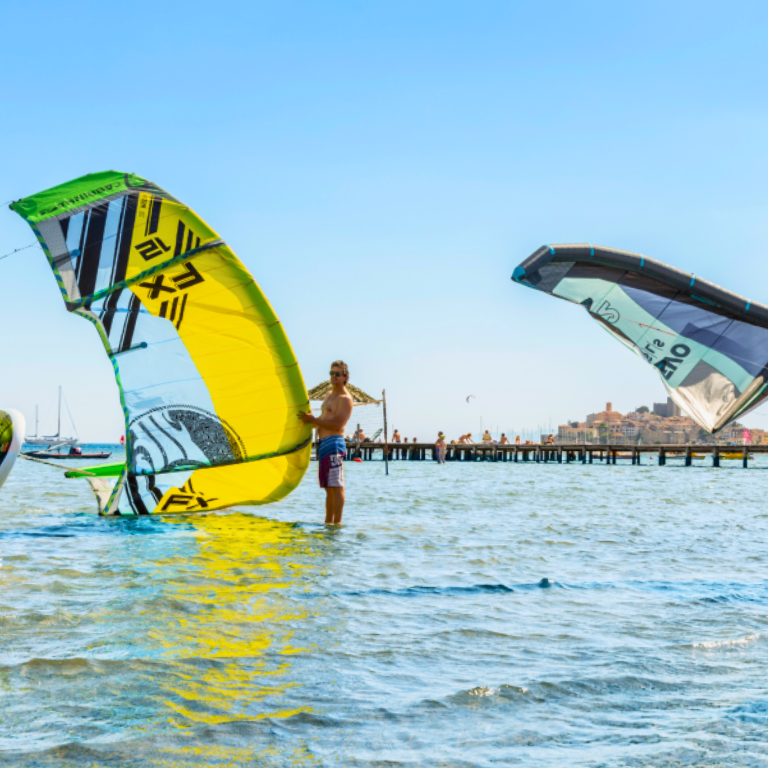 Cavalcando le onde a Talamone: tra kite, surf e windsurf