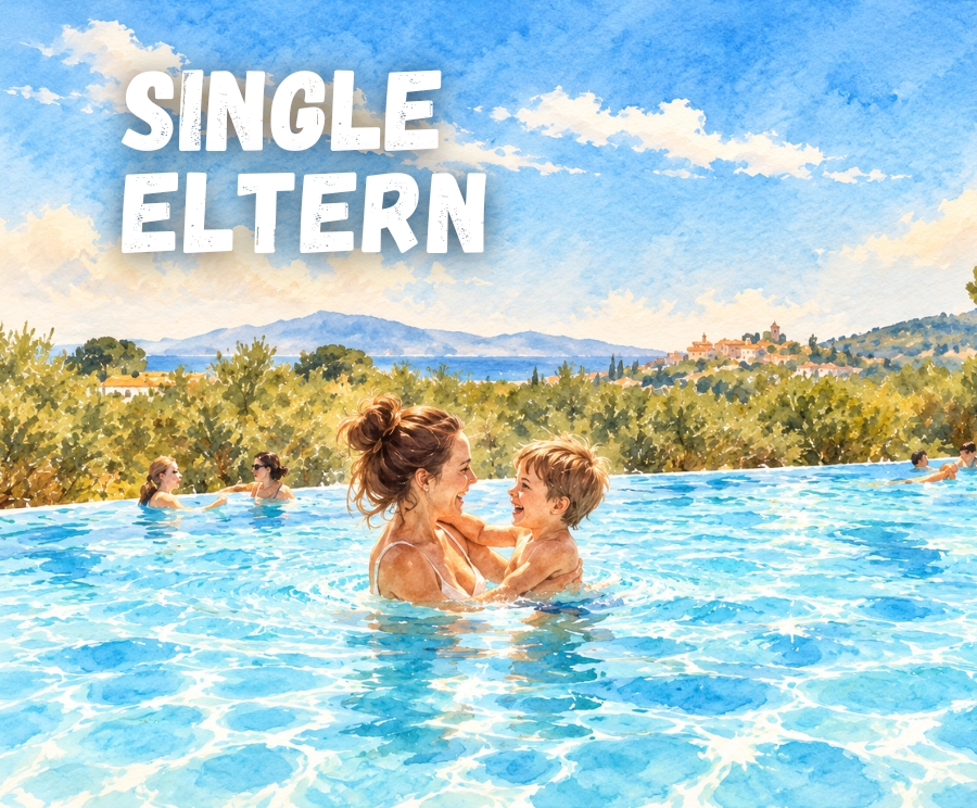Eine Mutter hält ein Kind im blauen Außenpool; im Hintergrund eine hügelige Landschaft mit Gebäuden, blauer Himmel und Wolken. Oben links erscheint der Schriftzug SINGLE ELTERN.